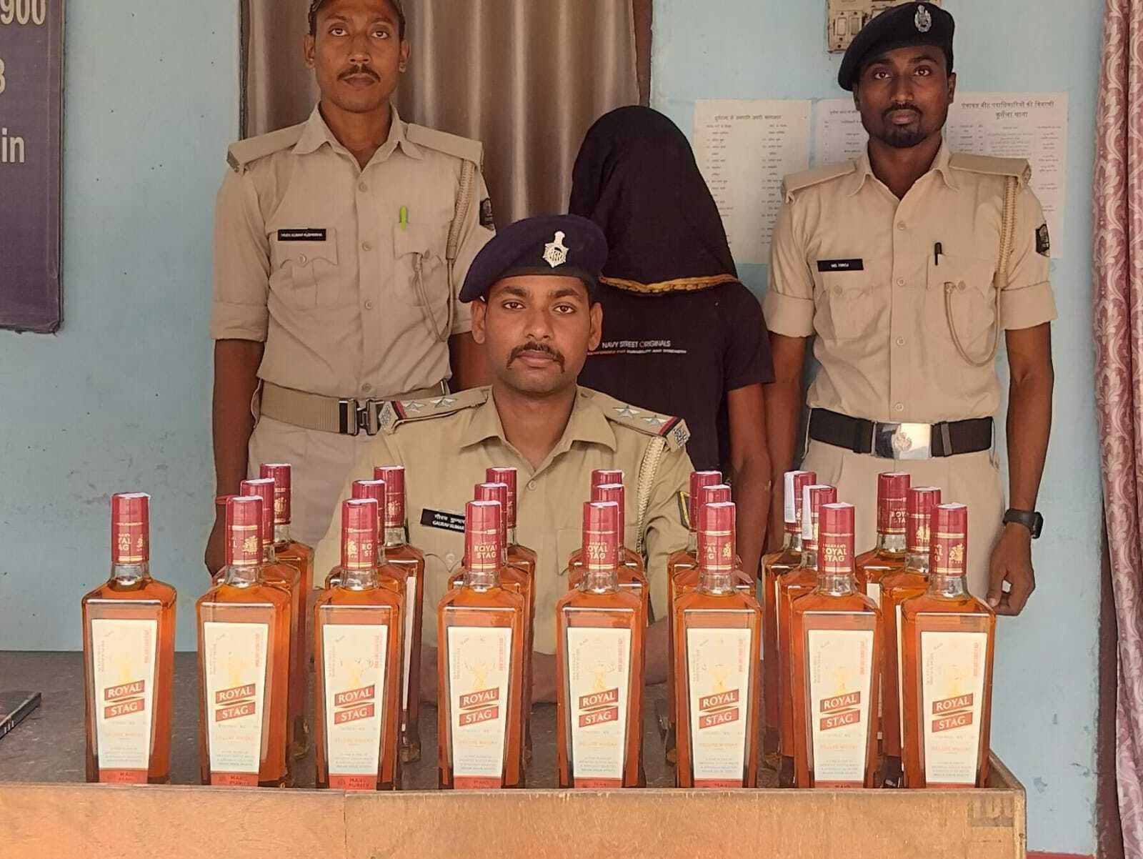 छापेमारी में 22 बोतल विदेशी शराब के साथ तस्कर गिरफ्तार