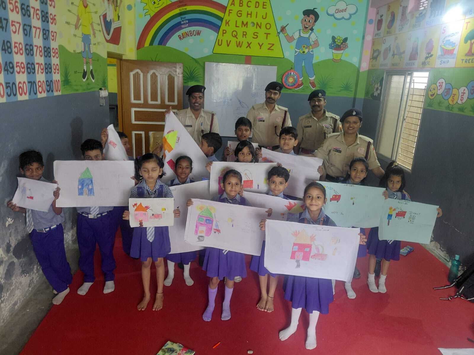 अग्निशमन सप्ताह को लेकर विद्यालय में कराया गया निबंध प्रतियोगिता