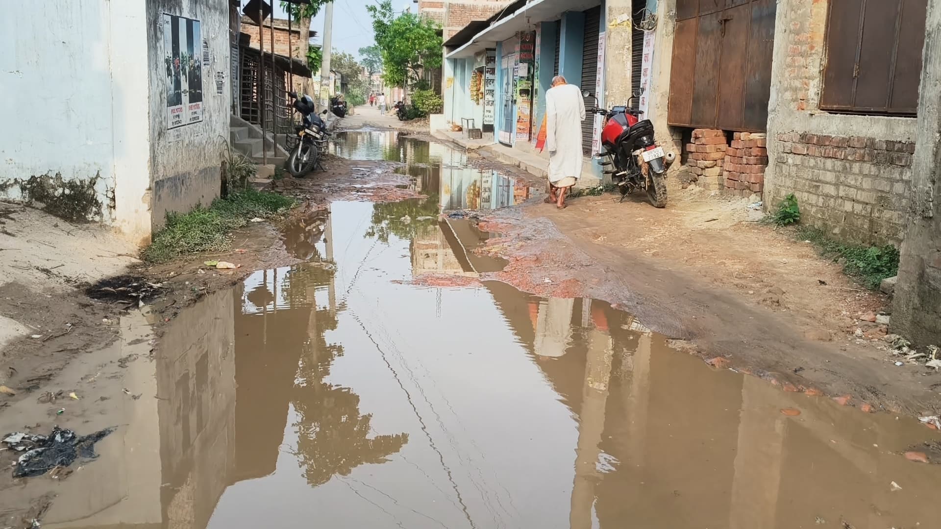 सड़क पर जमा पानी से लोगों की बढ़ी परेशानी