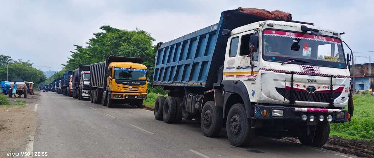 अमड़ापाड़ा में डंपर मालिकों की हड़ताल जारी, कोयला ढुलाई ठपमांगों पर अड़े ट्रांसपोर्टर, ठप है कोयला ढुलाई