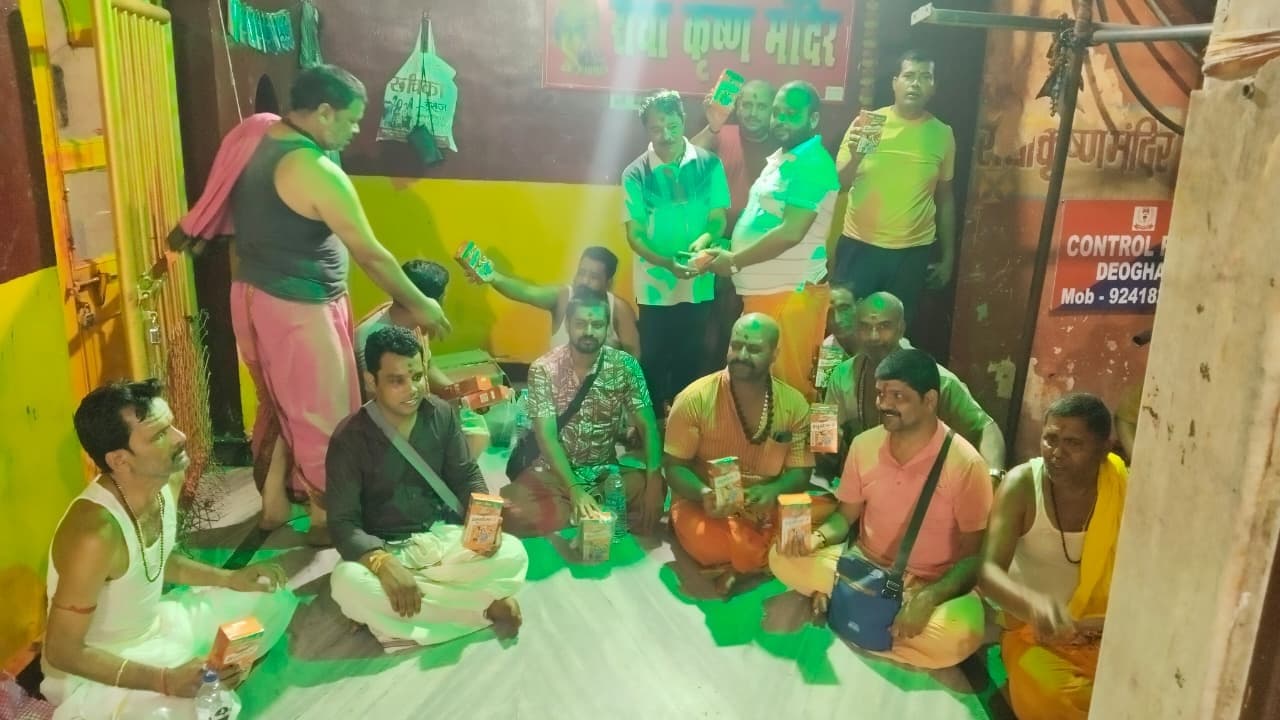 अक्षय तृतीया00 बाबा बैद्यनाथ वेलफेयर सोसाइटी ने बांटे जूस-ग्लूकोज