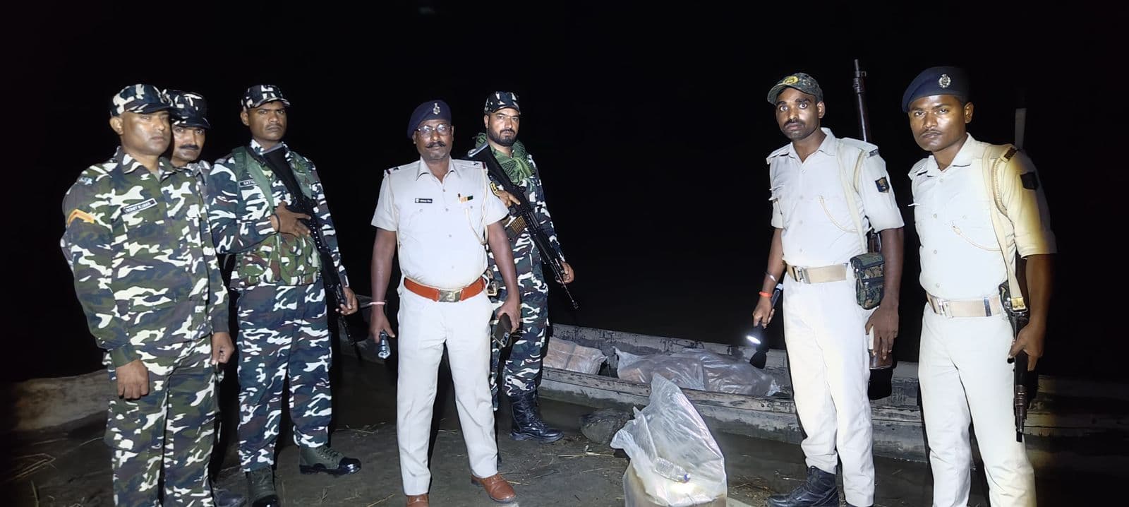 एसएसबी ने 108 लीटर शराब व नाव किया जब्त