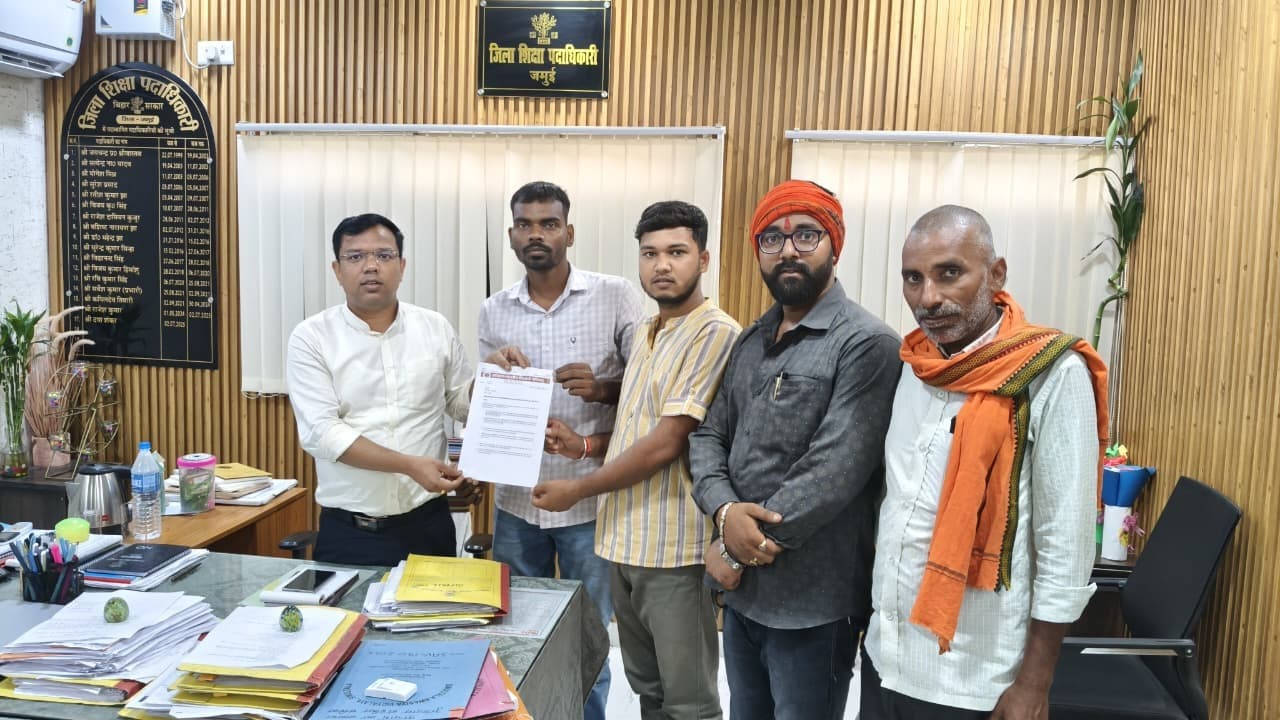 डीईओ को सौंपा सात सूत्री मांग पत्र