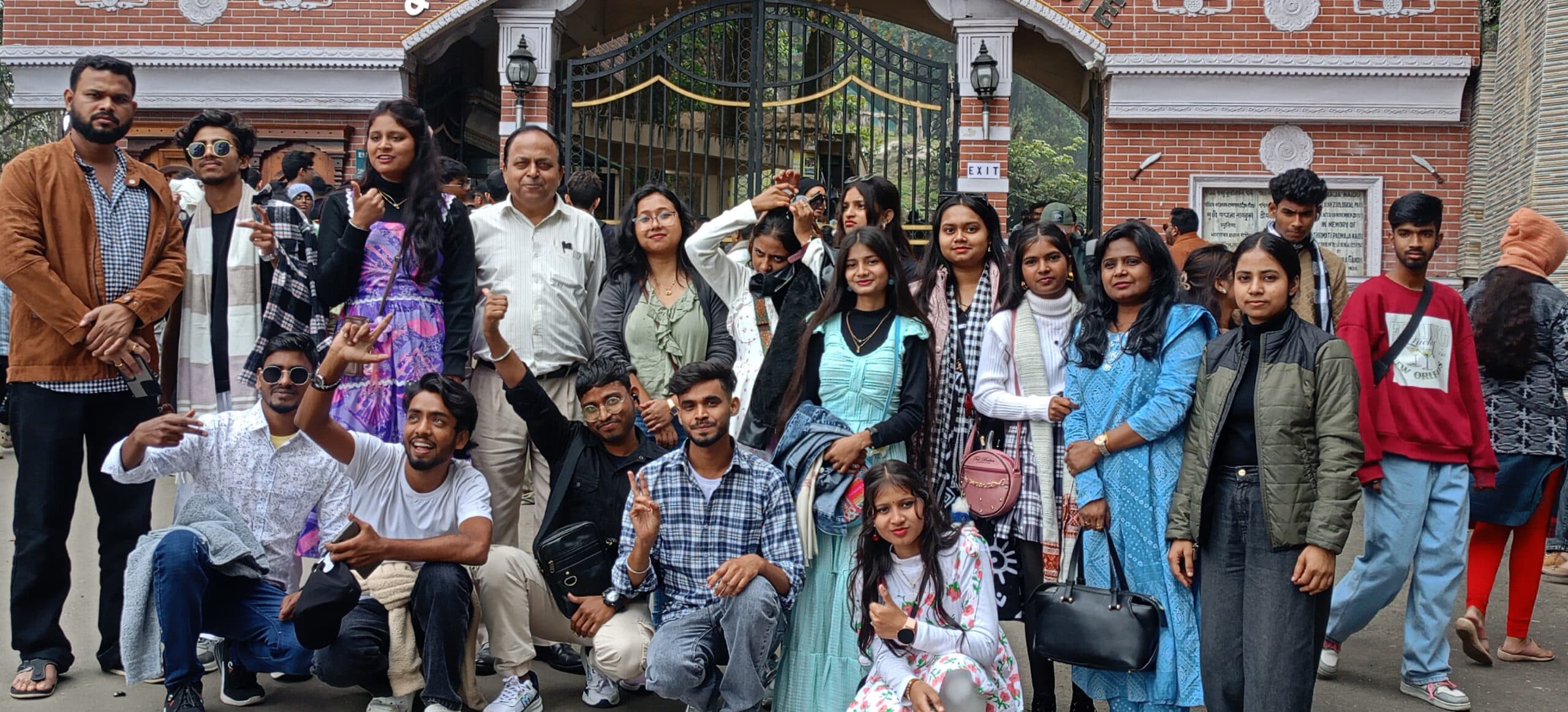 विद्यार्थियों ने दार्जिलिंग भ्रमण कर पर्वतारोहण से संबंधित जानकारियां प्राप्त की