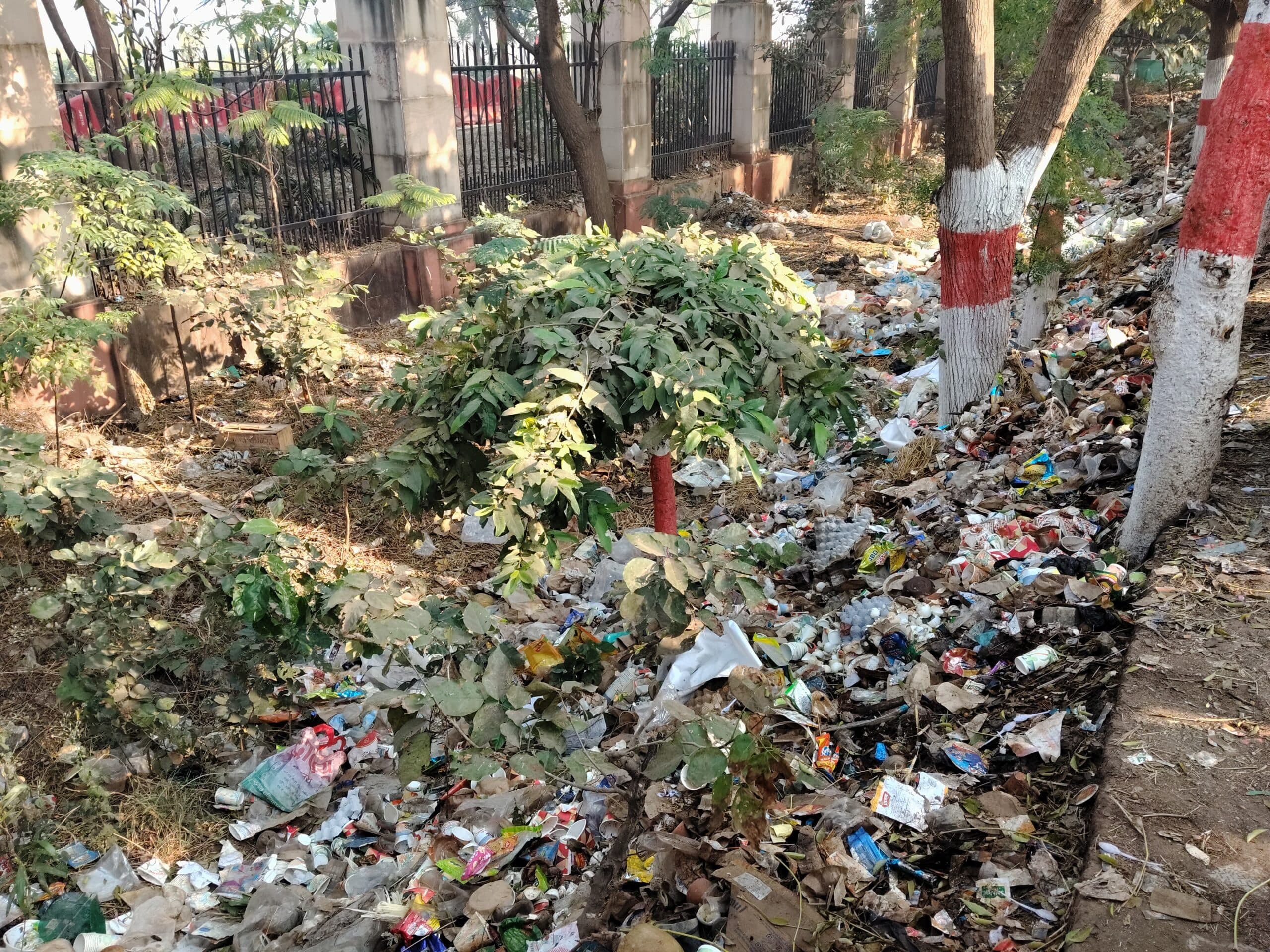 एम्स के बाहर कचरे का अंबार, मरीजों को परेशानी