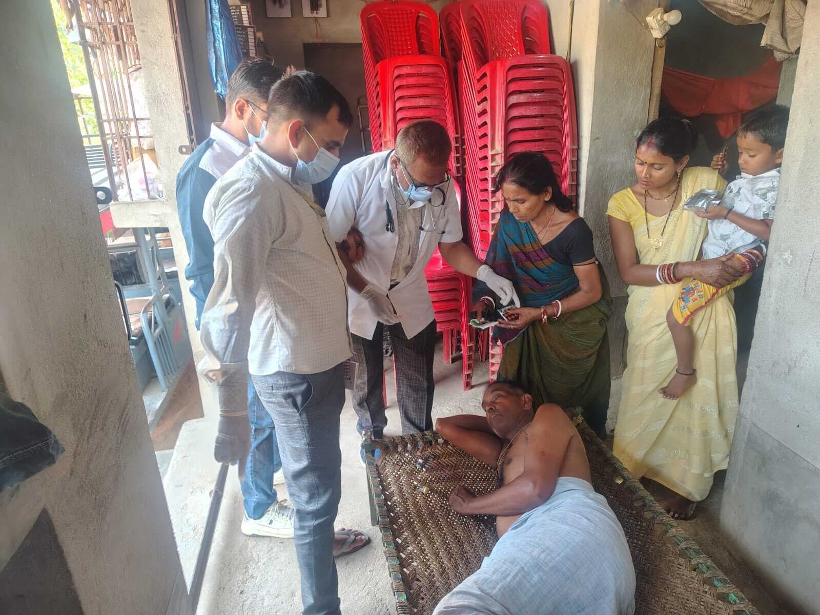 शादी का भोज खाने से पांच दर्जन लोग हुए बीमार