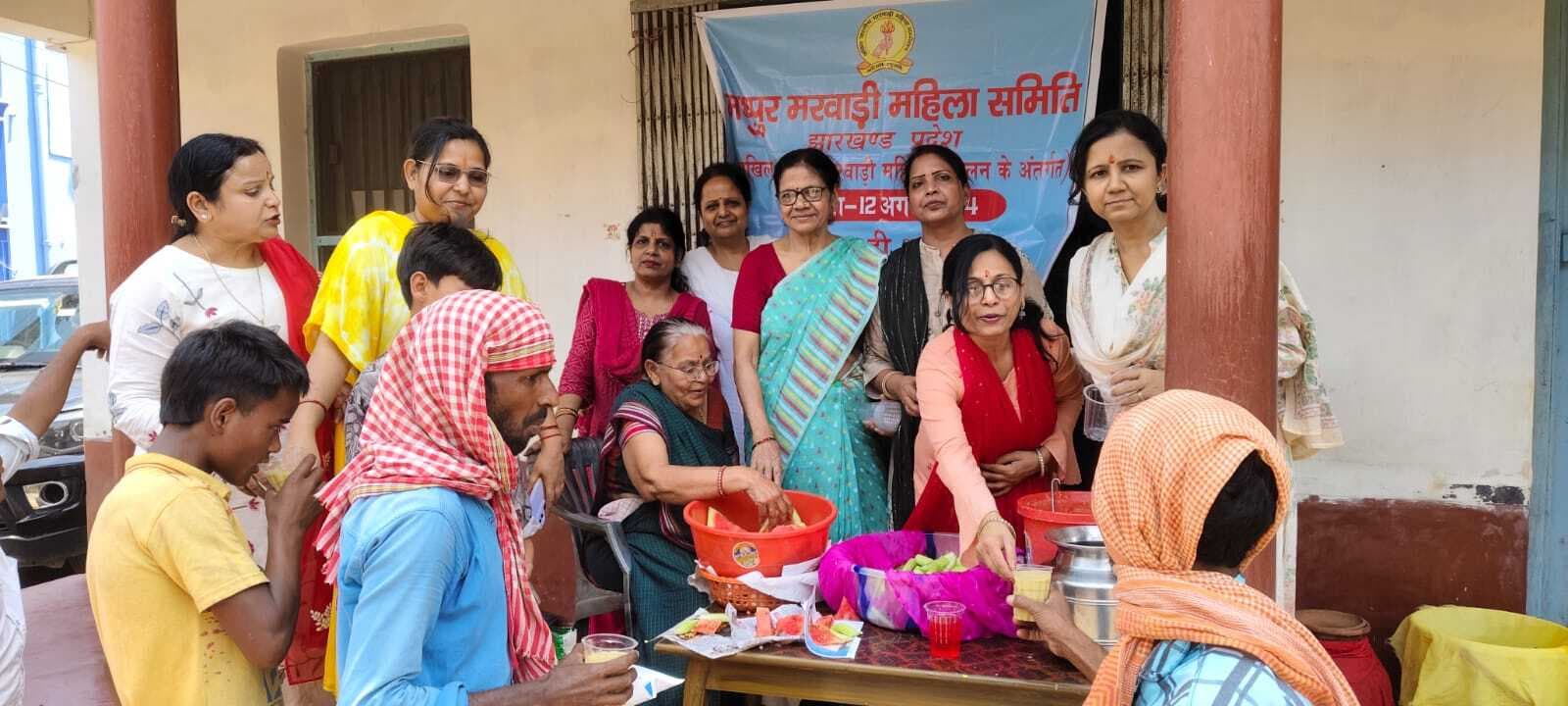 मारवाड़ी महिला समिति ने राहगीरों के बीच किया शरबत का वितरण