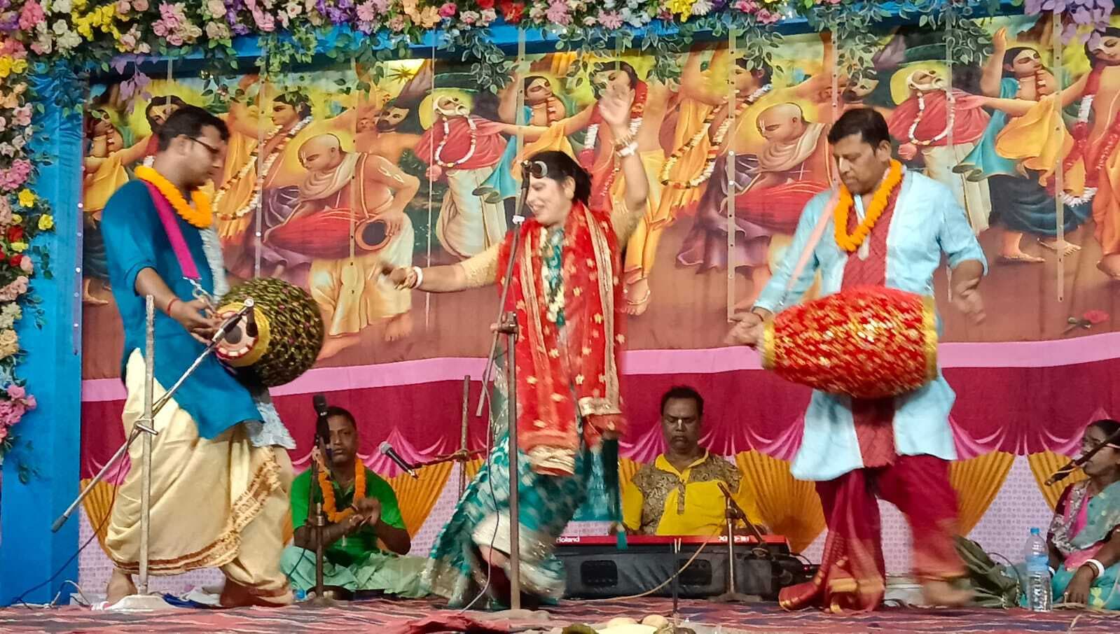 हरिनाम संकीर्तन में गौरी राय पंडित के पाला कीर्तन में झूमे श्रद्धालु