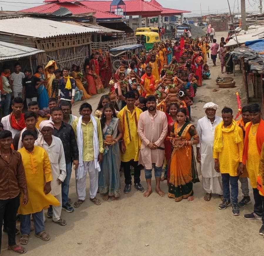 हरिनाम संकीर्तन को लेकर निकाली गयी कलश शोभायात्रा