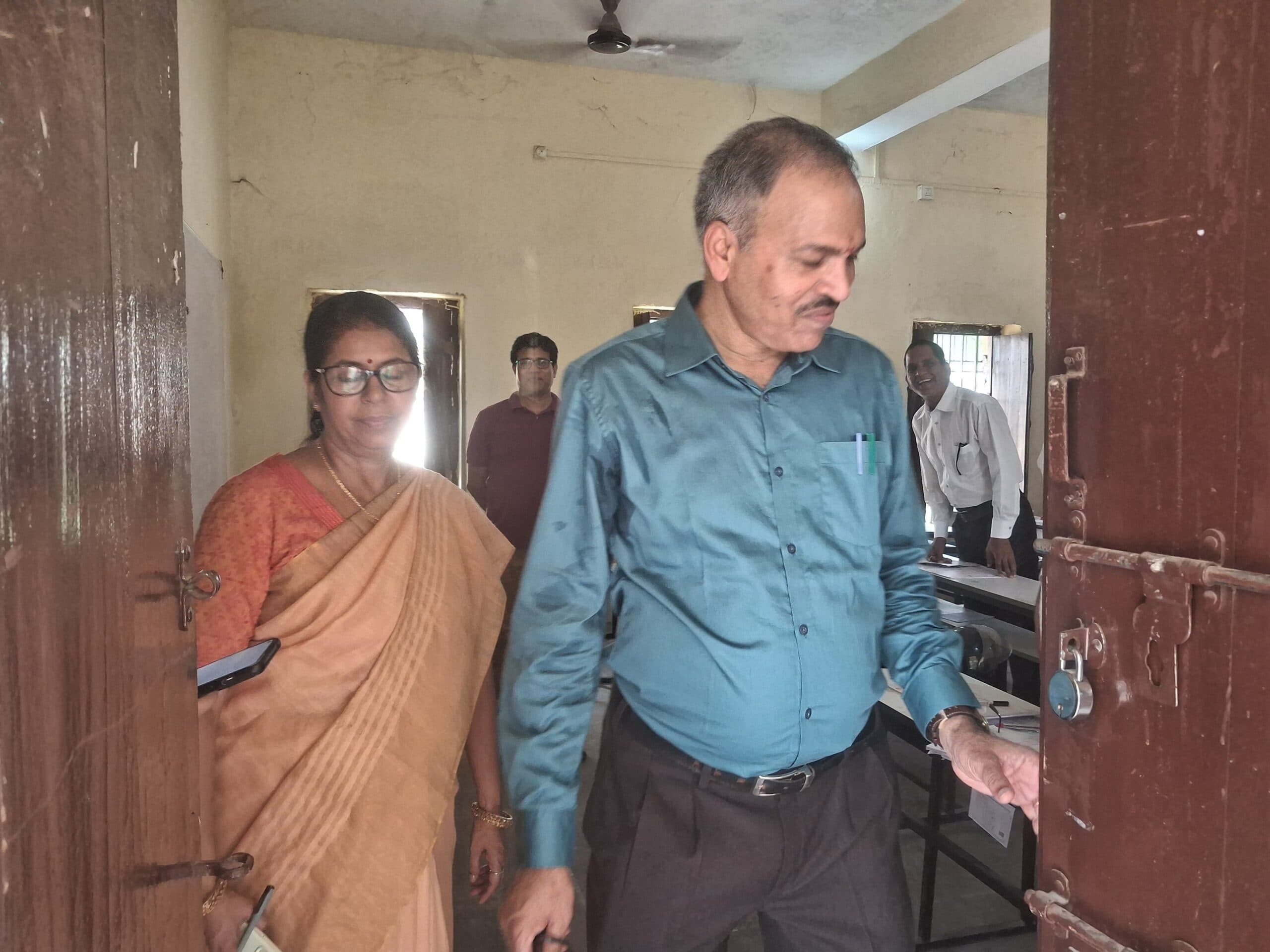 पूर्णिया कॉलेज में उत्तरपुस्तिकाओं के मूल्यांकन का कुलपति ने किया निरीक्षण