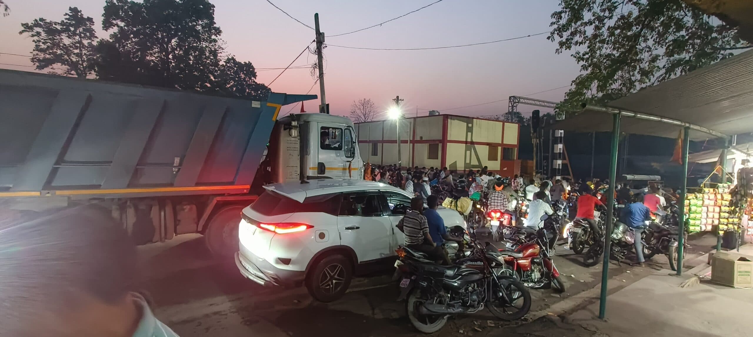 ओवरब्रिज नहीं बनने से राहगीरों की बढ़ी परेशानी