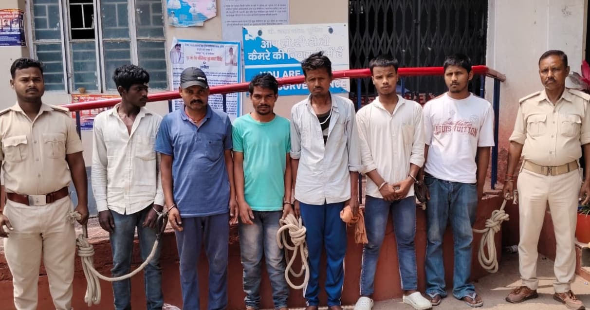 केनगर व चंपानगर थाना पुलिस ने नौ शराबियों को हंगामा करते पकड़ा