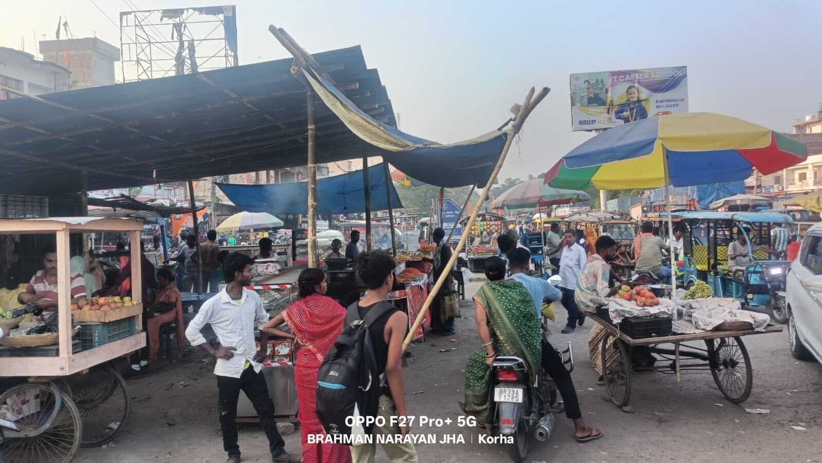 एनएच-31 बस डिपो पर मक्का सुखाने से बढ़ा खतरा, प्रशासन की चुप्पी पर सवाल