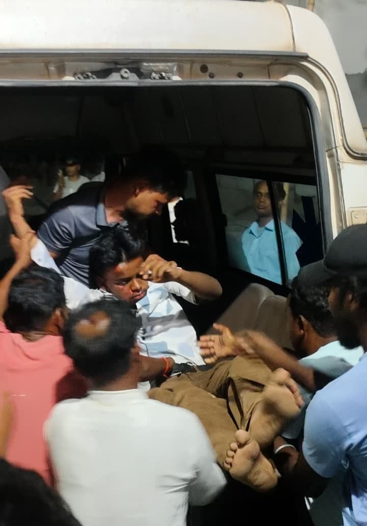 Giridih News : कार व बाइक में टक्कर, दो युवक गंभीर