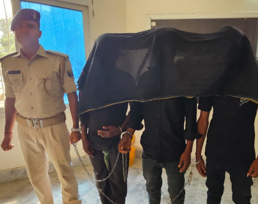 श्रीनगर थाना पुलिस ने तीन शराबी को पकड़ा