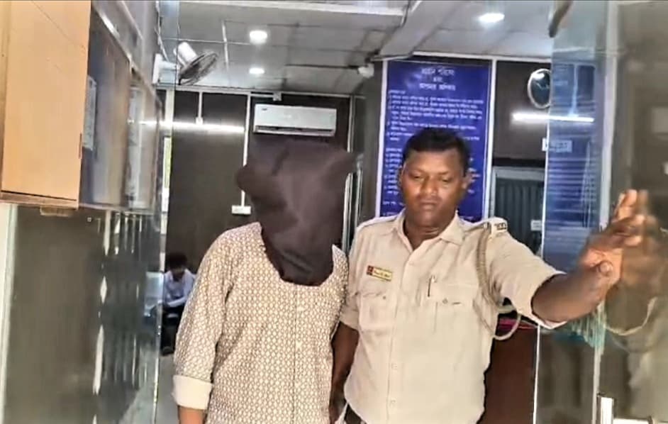 बंगाल चुनाव: बम ब्लास्ट में आरोपी कांग्रेस कार्यकर्ता गिरफ्तार