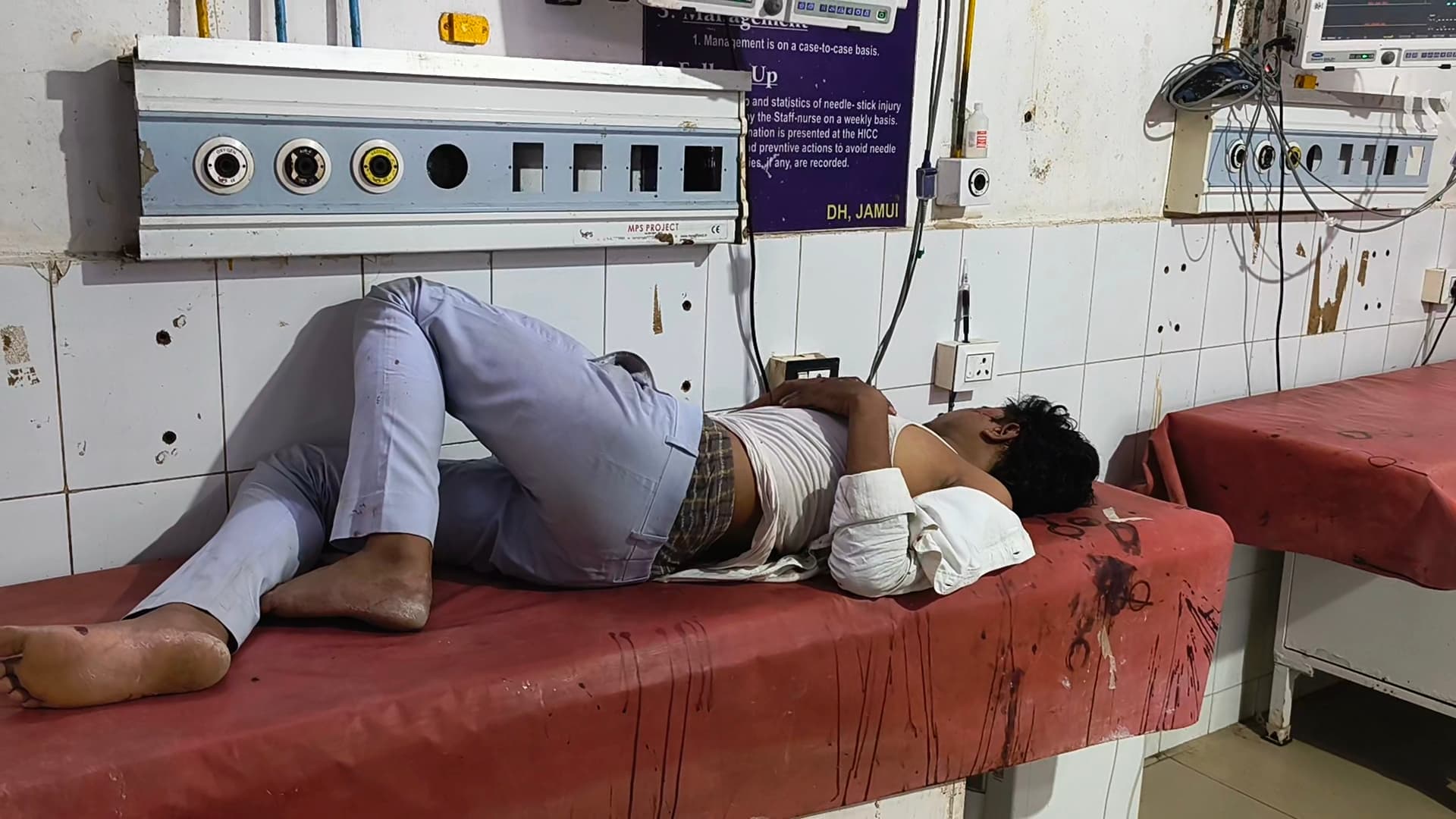 कुंदर के पास सड़क हादसे में युवक घायल, भर्ती