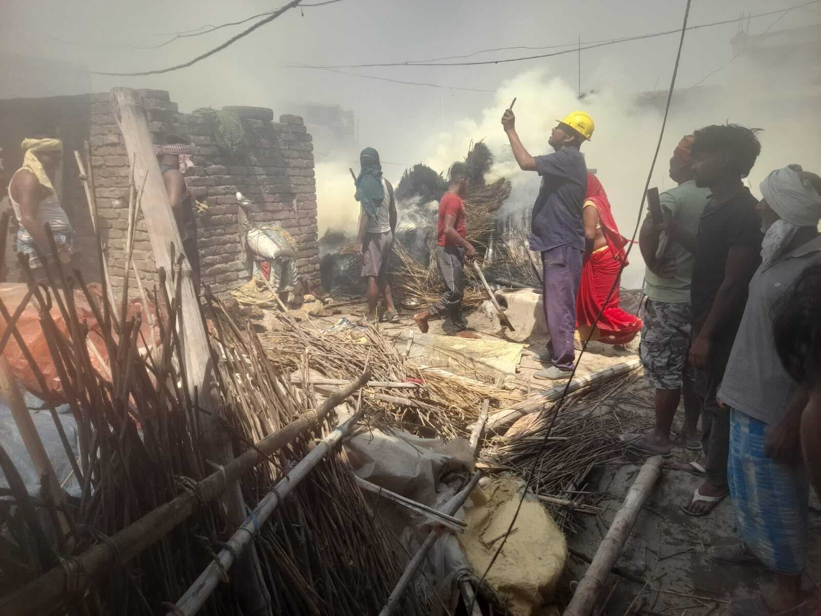 बिजली के शॉट सर्किट से तौफिर गांव में लगी आग, छह घर स्वाहा