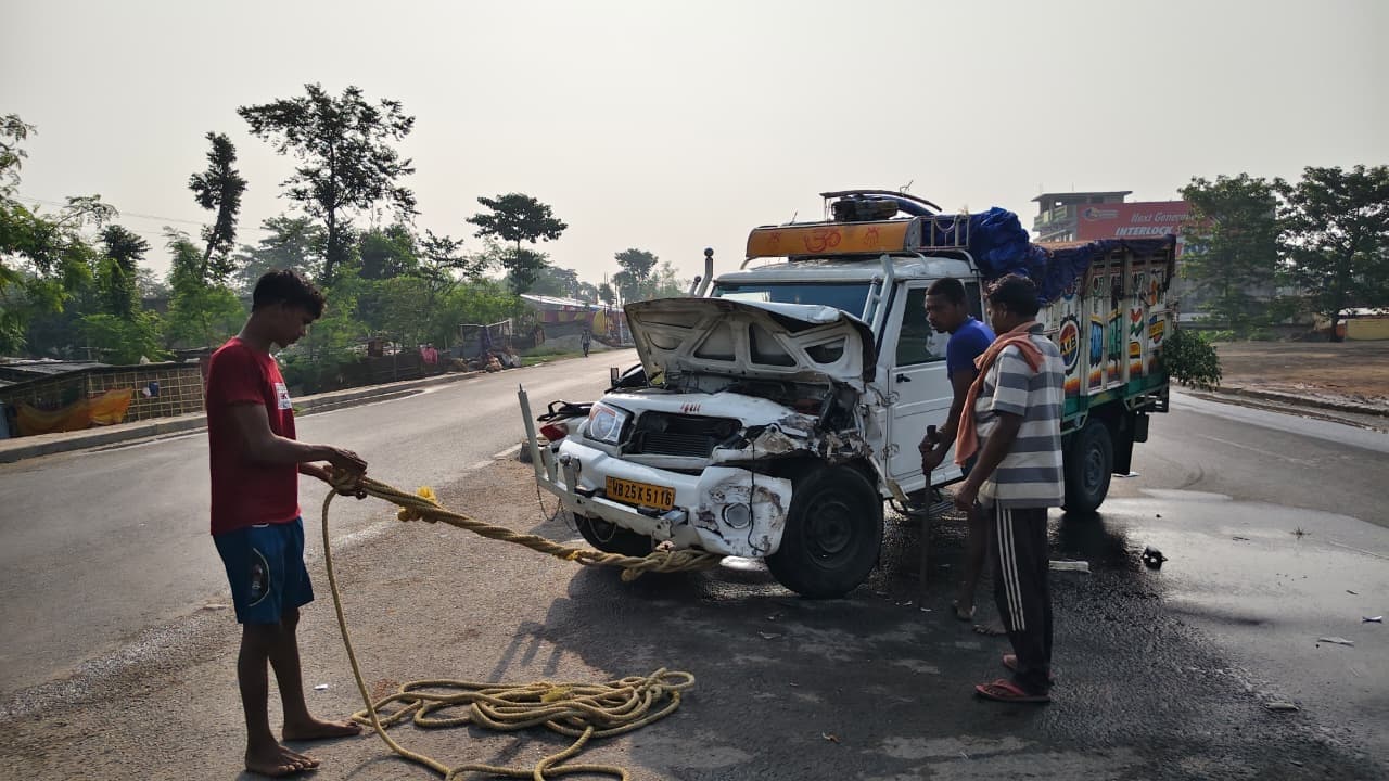 ट्रक ने पिकअप में मारा ठोकर, बाल-बाल बचे चालक-खलासी