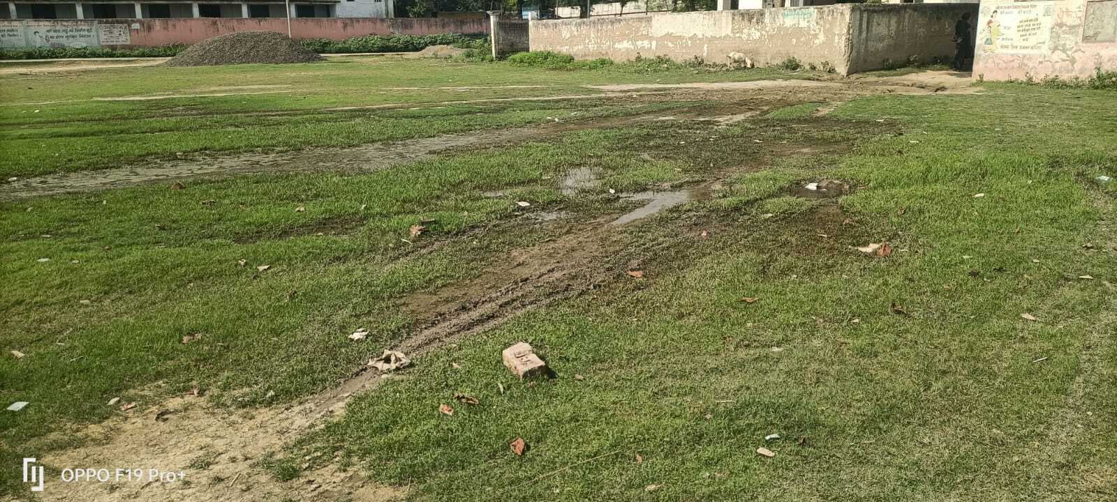 गड्ढे में तब्दील हुआ कजरा मैदान, खेल से वंचित हो रहे खिलाड़ी