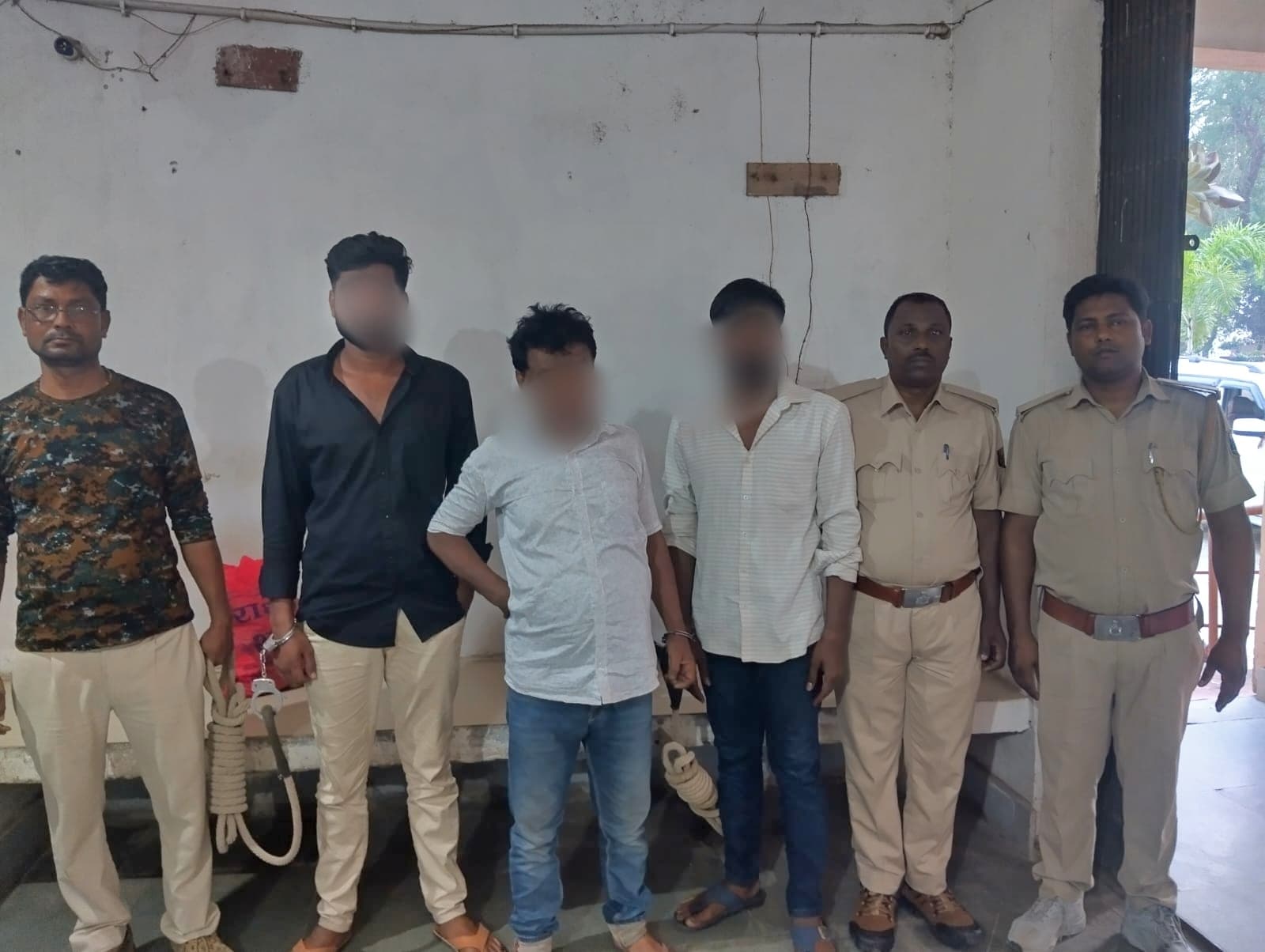 तीन अपराधी दो हथियार व चार कारतूस के साथ गिरफ्तार