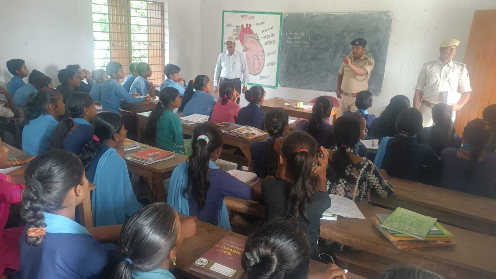 स्कूली बच्चों को नशे से दूर रहने की दी गयी सलाह, साइबर अपराध की दी गयी जानकारी