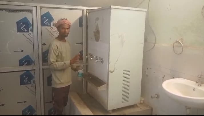 सदर अस्पताल में व्यवस्था बदहाल, गर्मी में मरीज पानी के लिए बेहाल