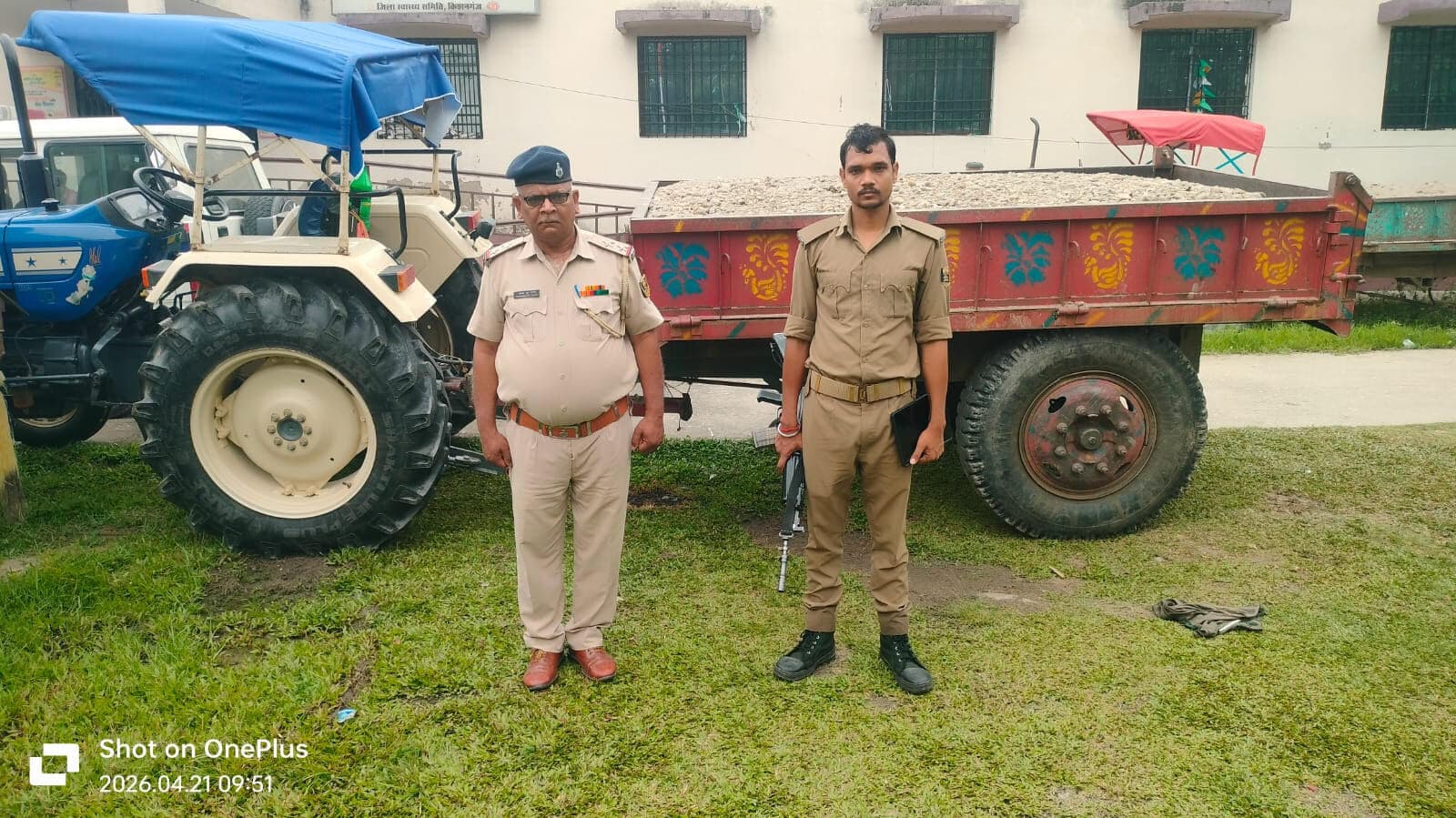 बालू लदे ट्रैक्टर को पुलिस ने किया जब्त