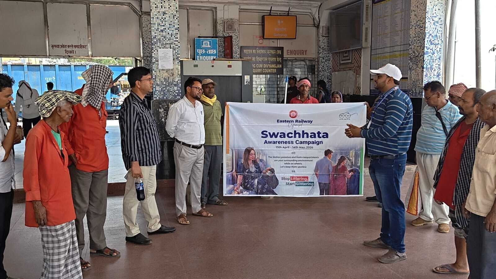 स्टेशन पर कूड़ा फेंकने के लिए डस्टबिन का उपयोग करें