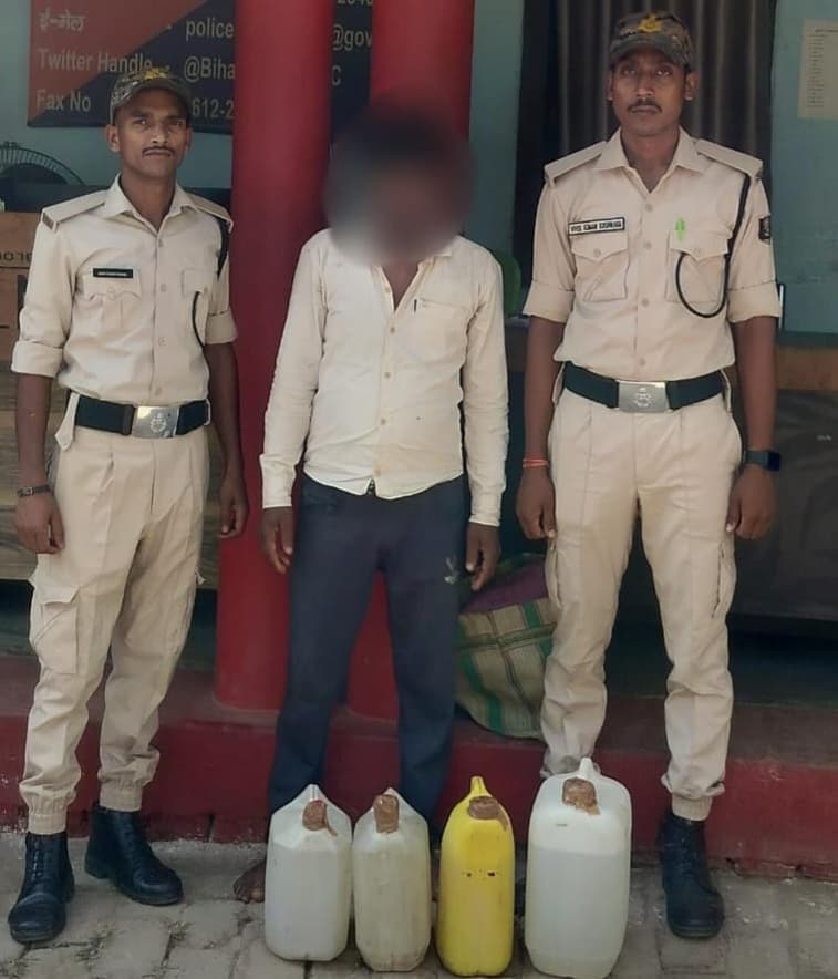 25 लीटर शराब के साथ तस्कर गिरफ्तार