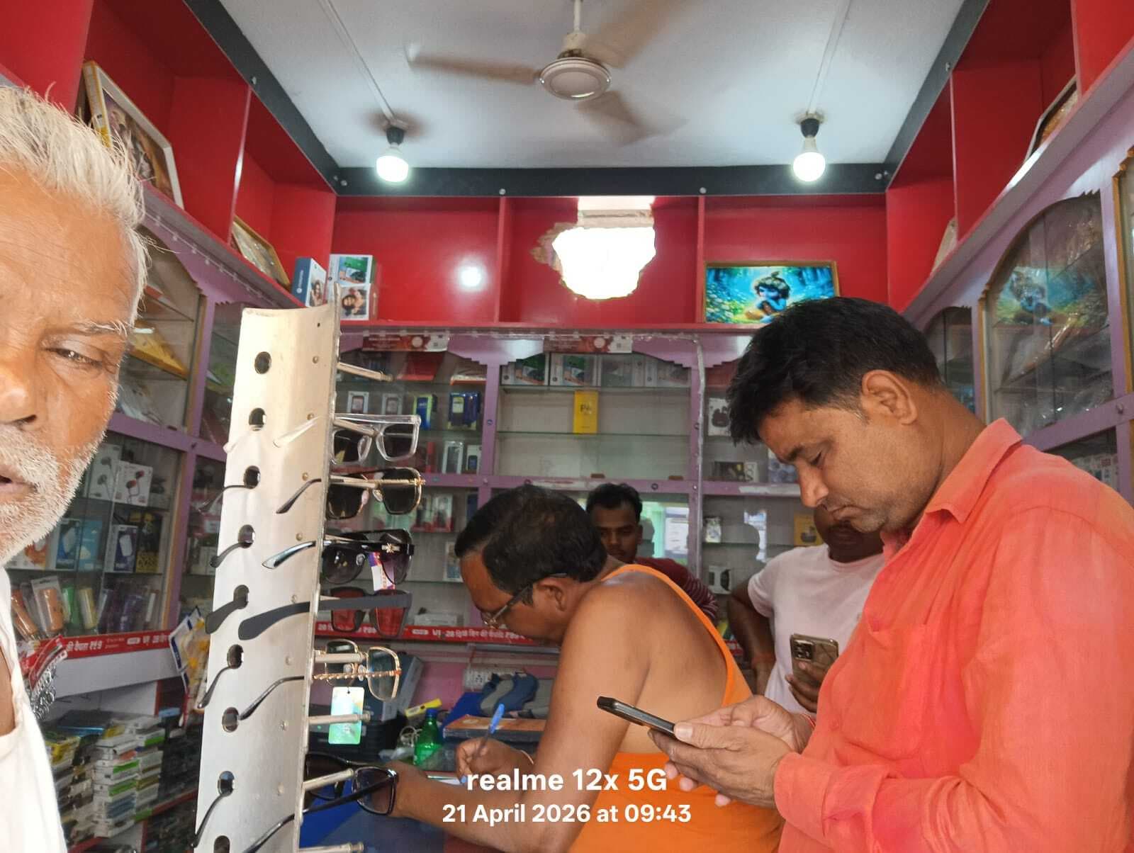 मोबाइल दुकान में सेंधमार कर नकदी समेत पांच लाख की चोरी