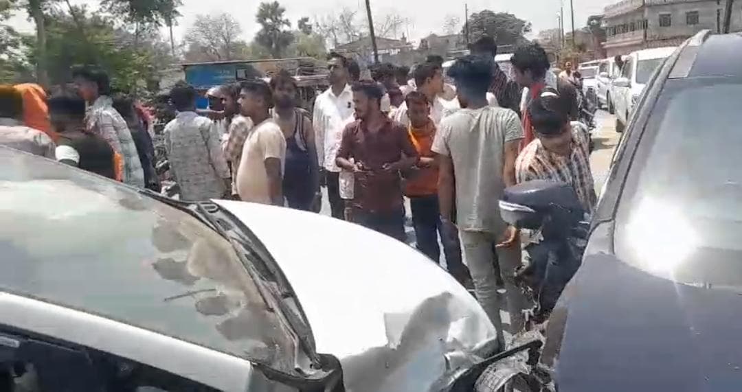 दो कारों की आमने -सामने की टक्कर