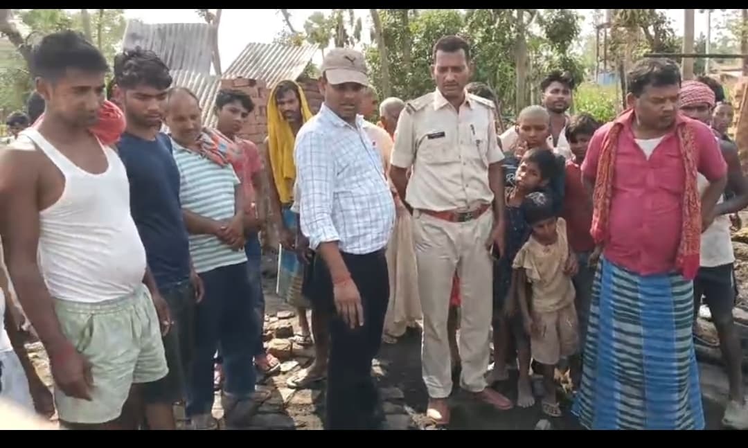 चूल्हे की चिंगारी से लगी आग में घर समेत सामान राख