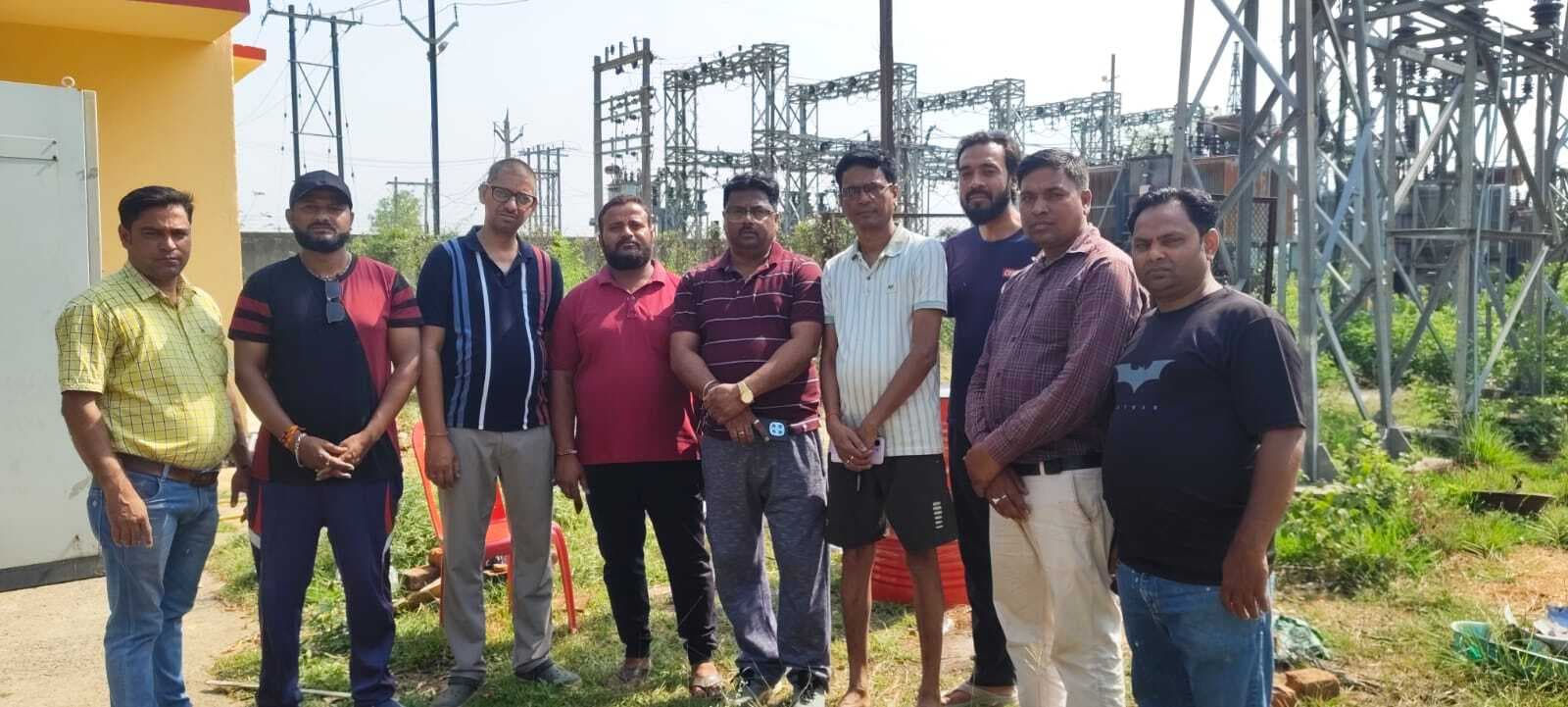 Giridih News :लचर व्यवस्था के खिलाफ पावर सब स्टेशन में किया प्रदर्शन