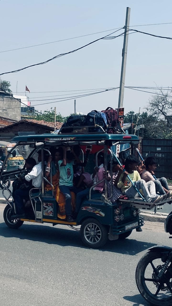 Giridih News :सड़क सुरक्षा की उड़ रहीं धज्जियां