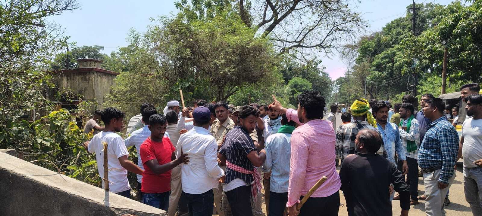 Bokaro news : ठेके में वर्चस्व को ले विस्थापित समितियां भिड़ीं, खूनी झड़प में दर्जन भर घायल