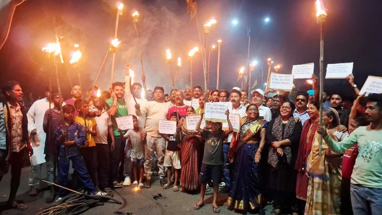 Dhanbad News: गैस रिसाव व भू-धंसान से प्रभावित केंदुआ के लोगों ने निकाला मशाल जुलूस