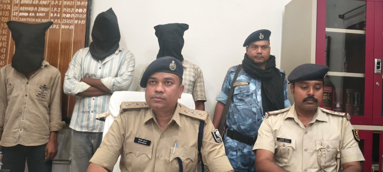 लूट का ऑटो बरामद, हथियार के साथ एक नाबालिग सहित चार गिरफ्तार