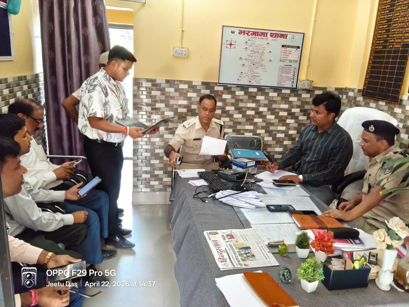 बीरनगर में फर्जी आधार कार्ड गिरोह का भंडाफोड़, एसडीओ के छापे में भारी मात्रा में संदिग्ध सामान बरामद