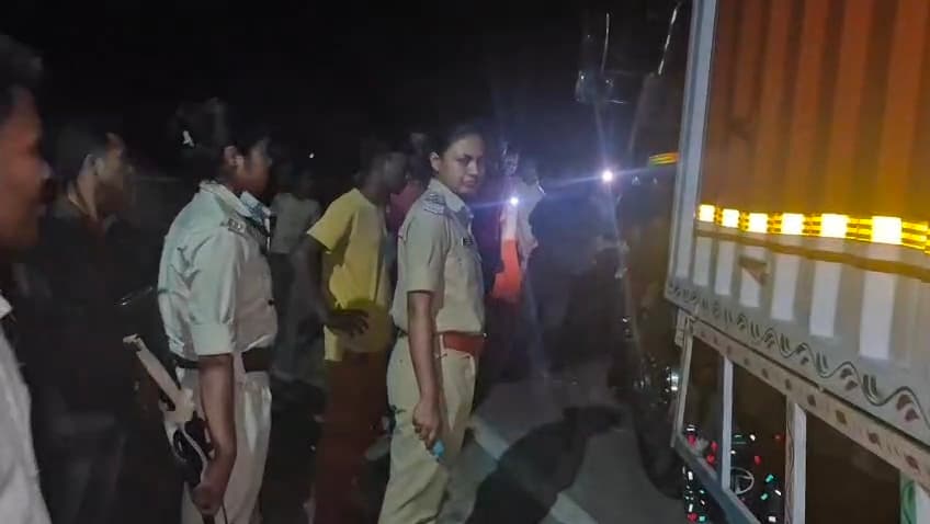 कंटेनर व बाइक की टक्कर में दो युवकों की मौत, बाइक के उड़े परखच्चे