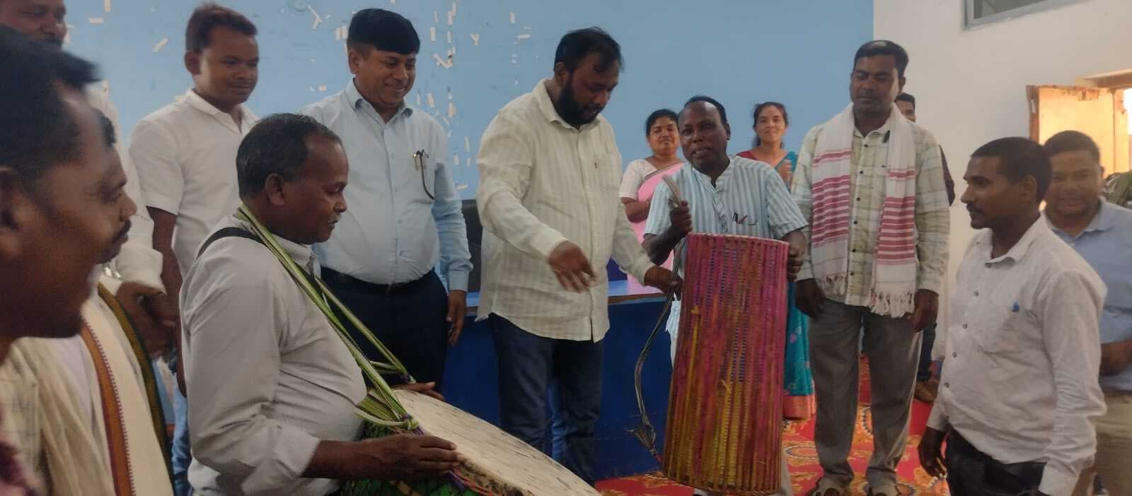 विधायक ने चार धुमकुड़िया गांवों के ग्राम प्रधानों को दिये पारंपरिक वाद्ययंत्र