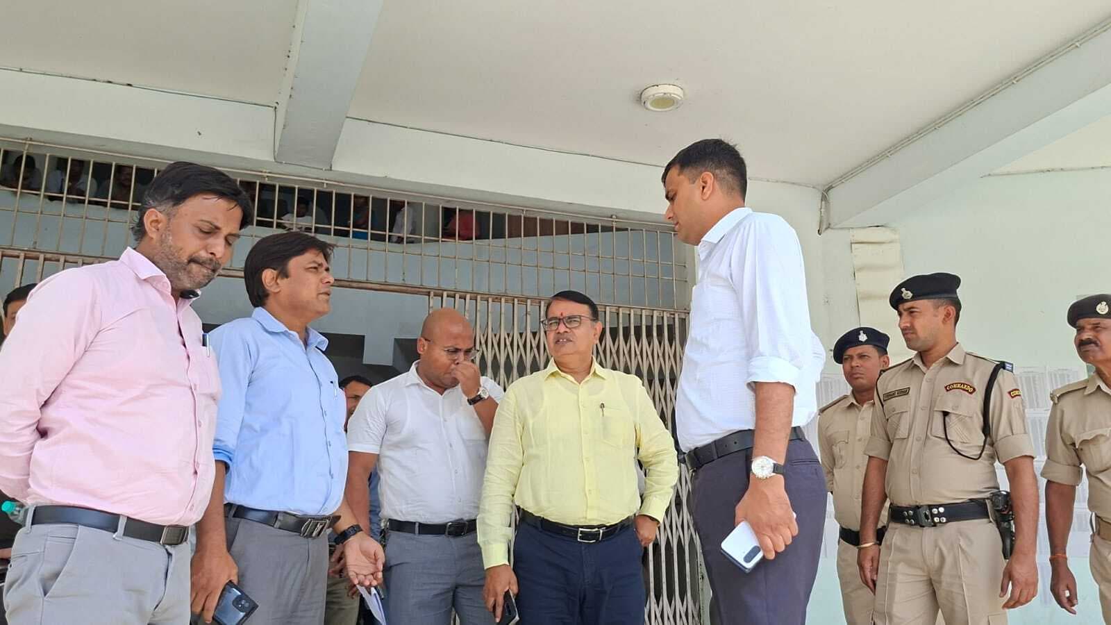 सीएचसी दुर्गागंज के एक्स रे कर्मी को लगी फटकार