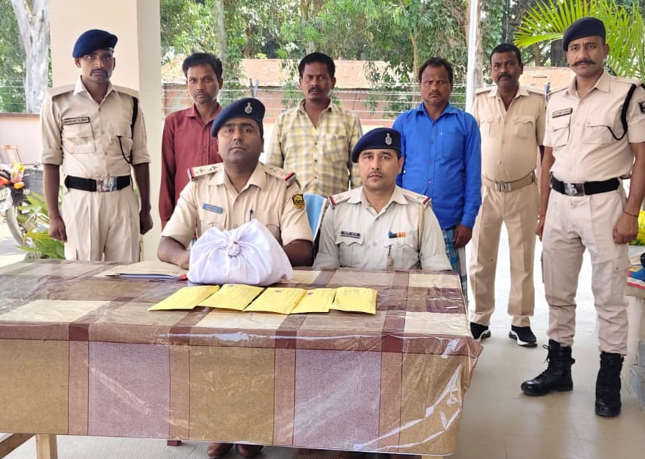 टोटो से गांजा के साथ तीन तस्कर को किया गिरफ्तार