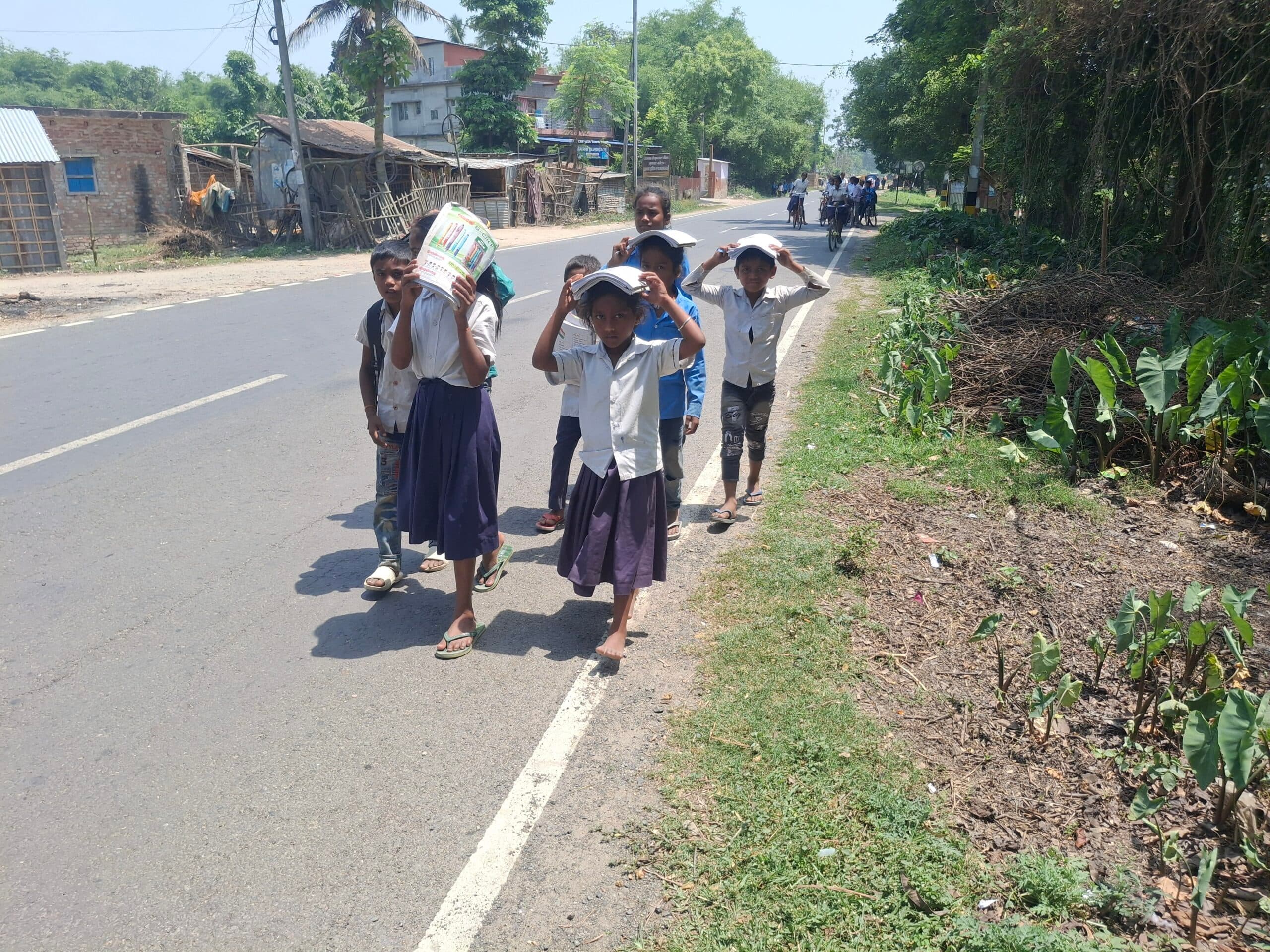 प्रचंड धूप व भीषण गर्मी से आंगनबाड़ी व विद्यालय के बच्चे बेहाल