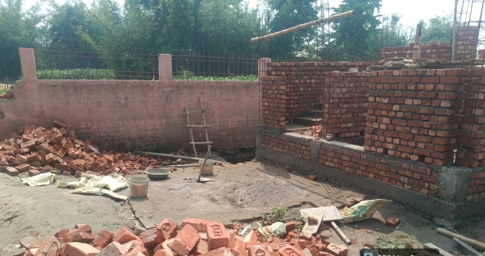 विद्यालय भवन निर्माण में घटिया सामग्री के उपयोग का आरोप, जांच की मांग