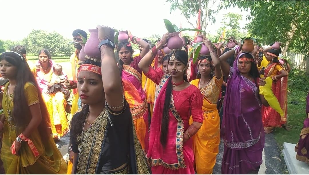 हरिनाम संकीर्तन को लेकर निकाली गयी कलश शोभायात्रा