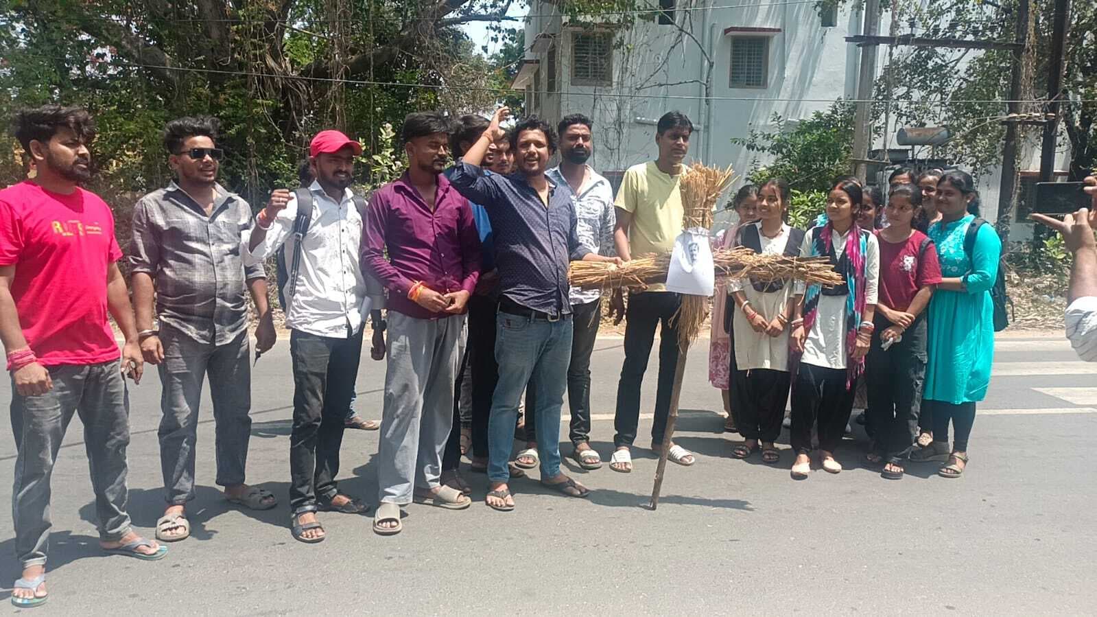 भाजयुमो कार्यकर्ताओं ने जामताड़ा में कांग्रेस नेता का फूंका पुतला