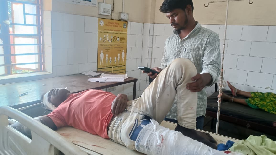 भागाबांध गांव में पेड़ से टकराने से बाइक सवार की मौत, चार जख्मी