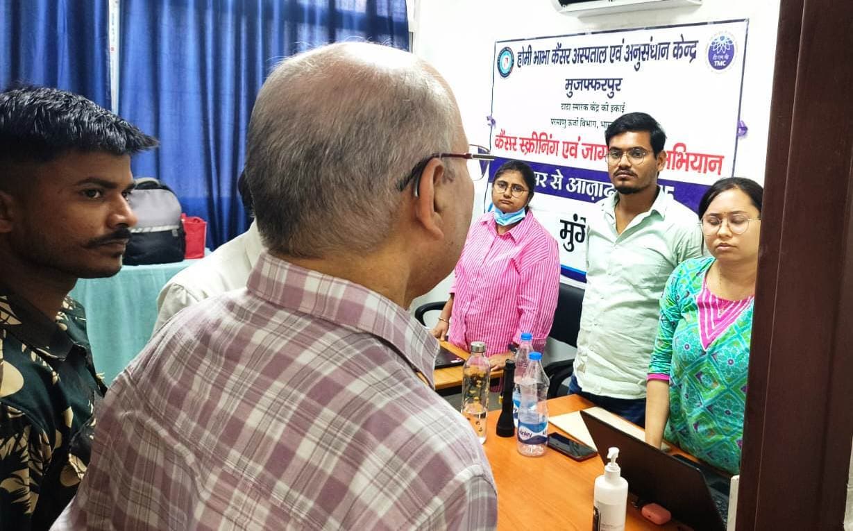 सिविल सर्जन के औचक निरीक्षण में सदर अस्पताल के कई कर्मियों पर गिरी गाज