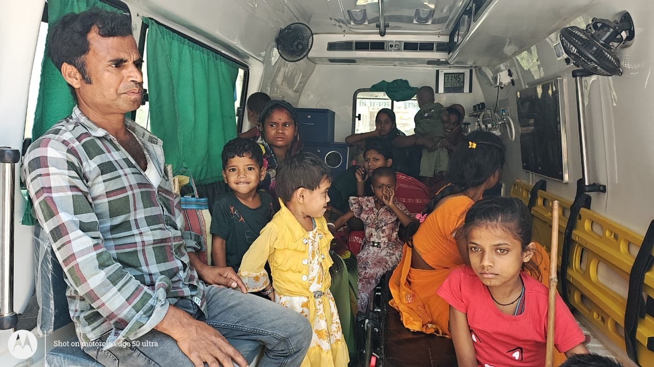 लापरवाही, एक एंबुलेंस में 7 मरीज व 10 परिजन, स्वास्थ्य व्यवस्था पर उठा सवाल